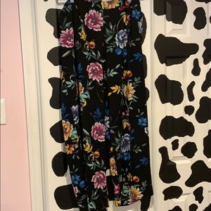 New with tag beautiful flowey pants